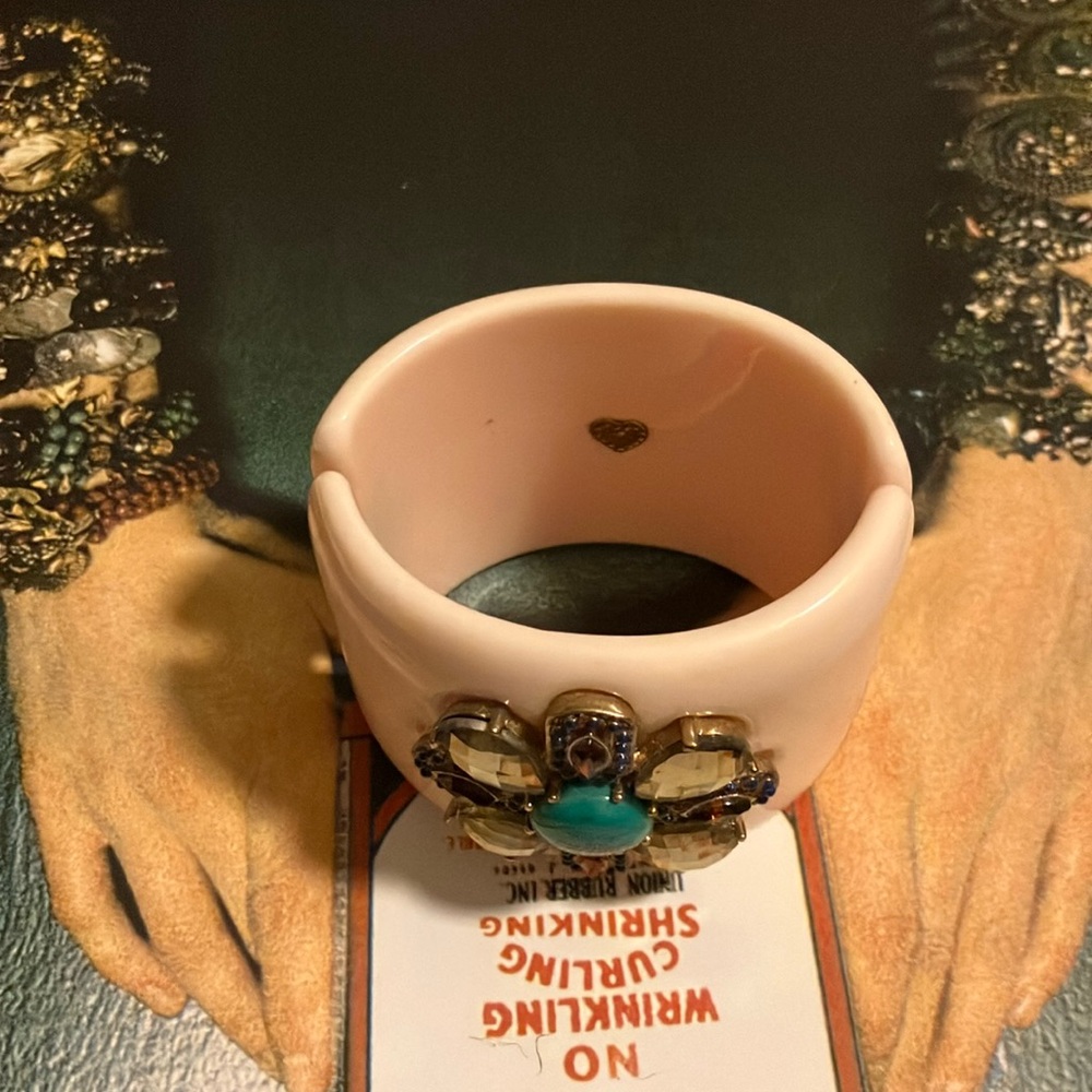 Beautiful, vintage bracelet. In good condition.
